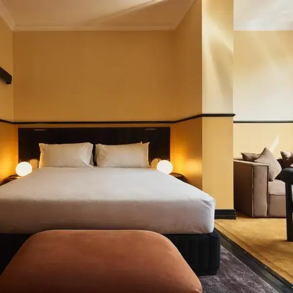 Hotel Diplomat to Sydney Airport (SYD) premium and luxurious chauffeur service