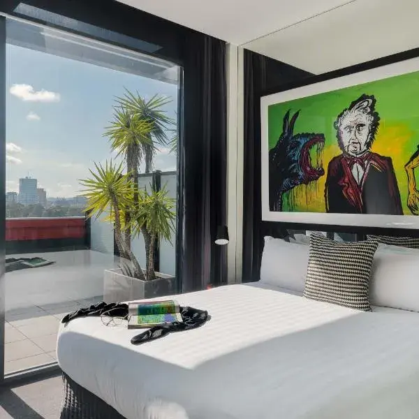 The Cullen Melbourne - Art Series to Melbourne Airport premium and luxurious chauffeur service