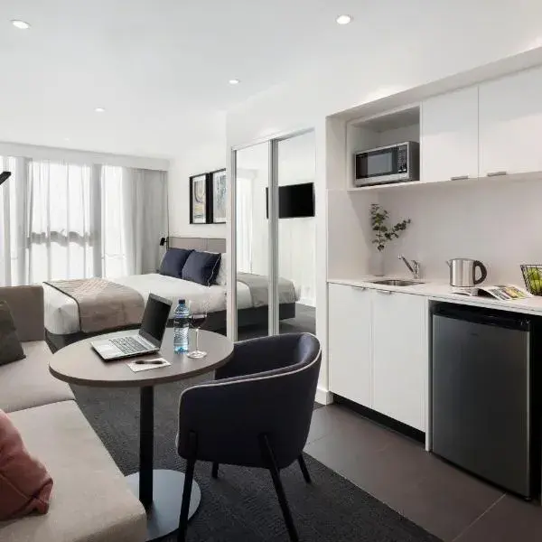 Quest St Kilda Road to Melbourne Airport premium and luxurious chauffeur service