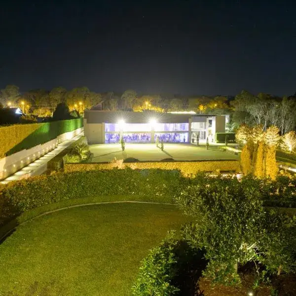 Miramare Gardens Boutique Accommodation to Sydney Airport (SYD) premium and luxurious chauffeur service