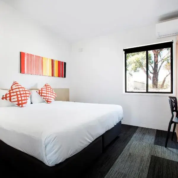 Villawood Hotel to Sydney Airport (SYD) premium and luxurious chauffeur service