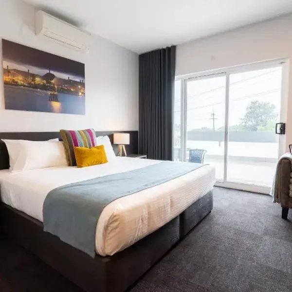 Coniston Hotel Wollongong to Sydney Airport (SYD) premium and luxurious chauffeur service