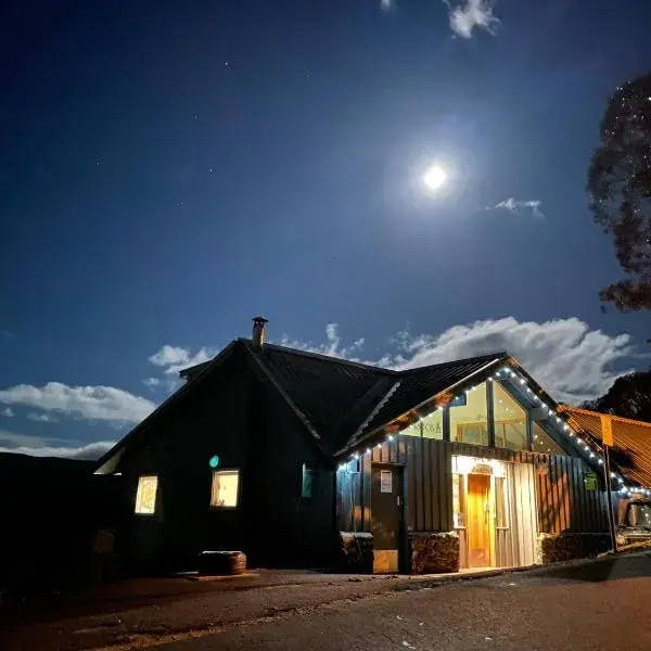 Cooroona Alpine Lodge to Melbourne Airport premium and luxurious chauffeur service
