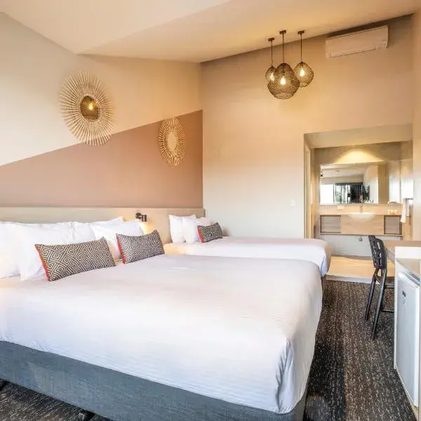 Nightcap at Manhattan Hotel to Melbourne Airport premium and luxurious chauffeur service