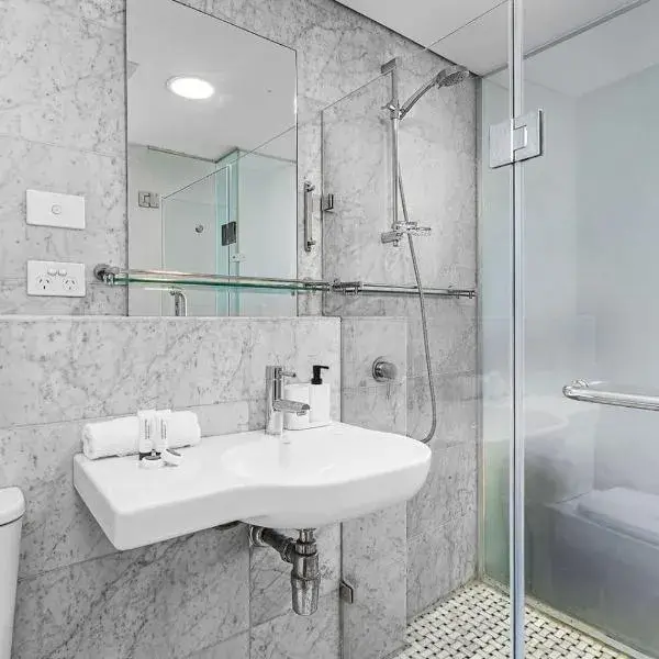 E1 - Hotel-Style Room with Study Corner to Perth Airport (PER) premium and luxurious chauffeur service