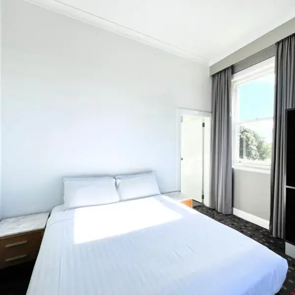 The Sunnyside Tavern, Broadmeadow to Sydney Airport (SYD) premium and luxurious chauffeur service