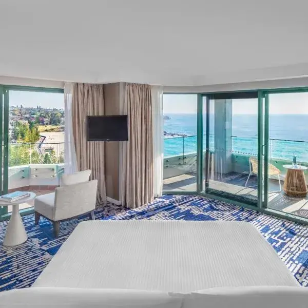 Crowne Plaza Sydney Coogee Beach by IHG to Sydney Airport (SYD) premium and luxurious chauffeur service