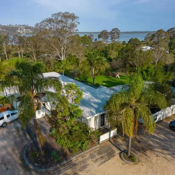 Top of the Lake Holiday Units to Sydney Airport (SYD) premium and luxurious chauffeur service