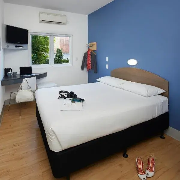 ibis Budget Perth Airport to Perth Airport (PER) premium and luxurious chauffeur service