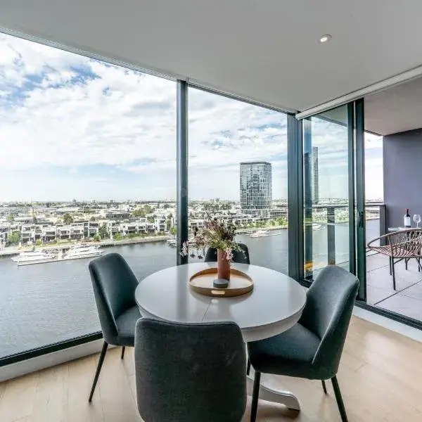 Melbourne Corporate Stays - Docklands Waterfront to Melbourne Airport premium and luxurious chauffeur service
