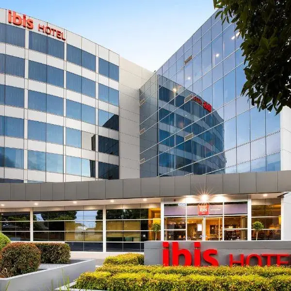 ibis Melbourne - Glen Waverley to Melbourne Airport premium and luxurious chauffeur service