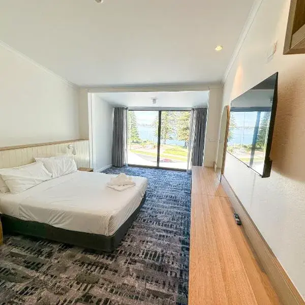 Pippi's at the Point to Sydney Airport (SYD) premium and luxurious chauffeur service