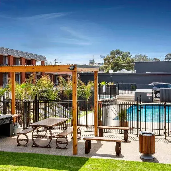 Mid City Motel Warrnambool to Melbourne Airport premium and luxurious chauffeur service