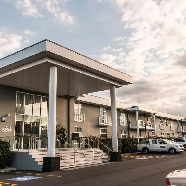 Abode Narrabundah to Sydney Airport (SYD) premium and luxurious chauffeur service