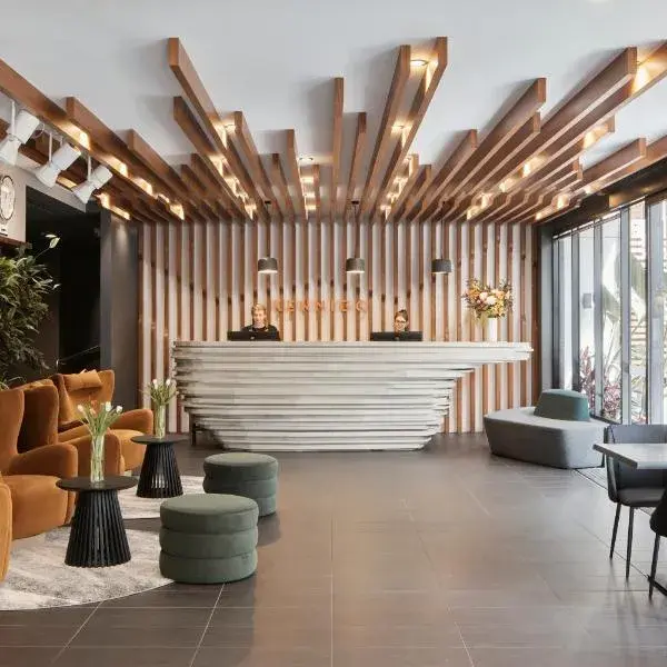 Kennigo Hotel Brisbane, Independent Collection by EVT to Brisbane Airport (BNE) premium and luxurious chauffeur service