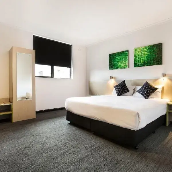 Nightcap at St Albans Hotel to Melbourne Airport premium and luxurious chauffeur service