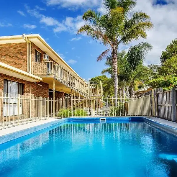 Allambi Holiday Apartments to Melbourne Airport premium and luxurious chauffeur service