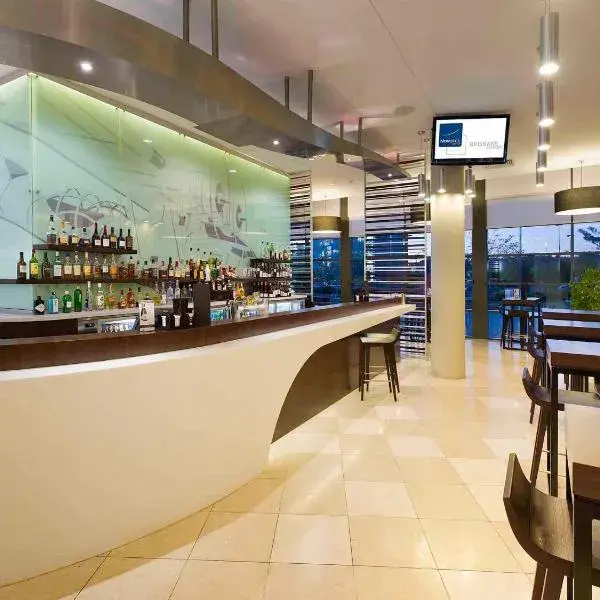 Novotel Brisbane Airport to Brisbane Airport (BNE) premium and luxurious chauffeur service
