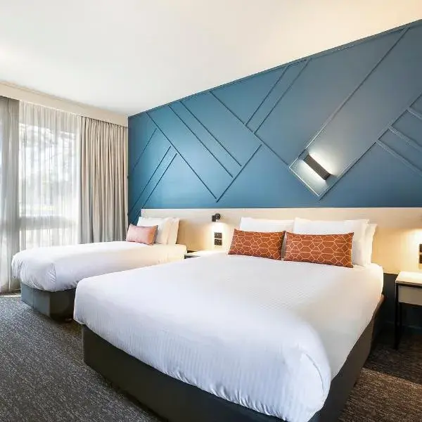Nightcap at Sandown Park Hotel to Melbourne Airport premium and luxurious chauffeur service