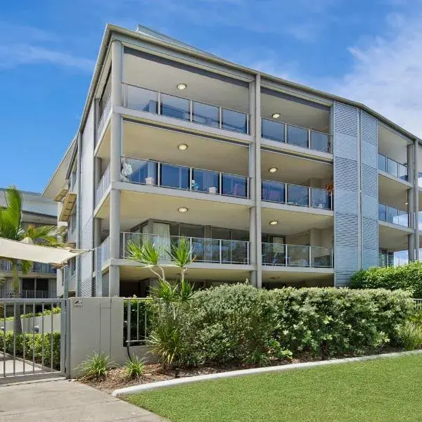 On the Bay Apartments to Brisbane Airport (BNE) premium and luxurious chauffeur service