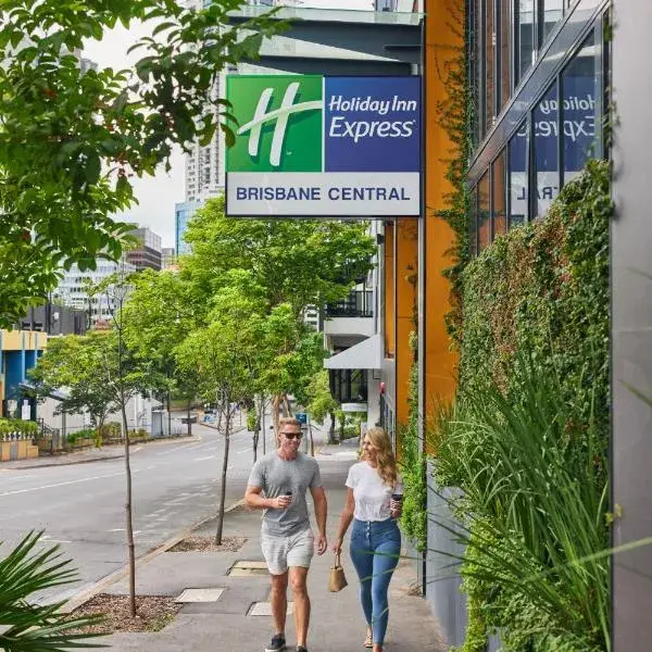 Holiday Inn Express Brisbane Central by IHG to Brisbane Airport (BNE) premium and luxurious chauffeur service