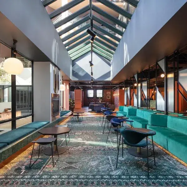 Amora Hotel Riverwalk Melbourne to Melbourne Airport premium and luxurious chauffeur service