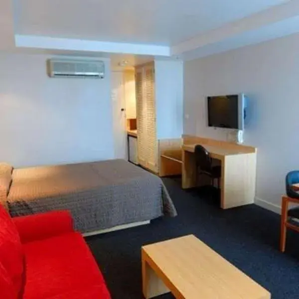 Richmond Henty Hotel to Melbourne Airport premium and luxurious chauffeur service