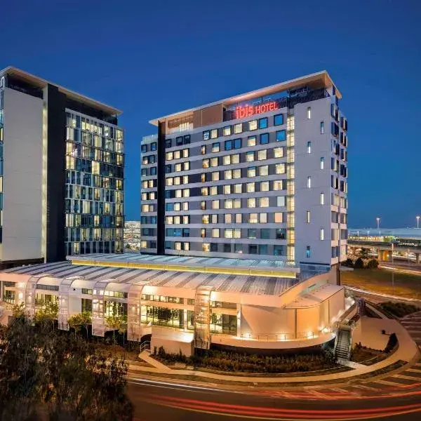 ibis Brisbane Airport to Brisbane Airport (BNE) premium and luxurious chauffeur service
