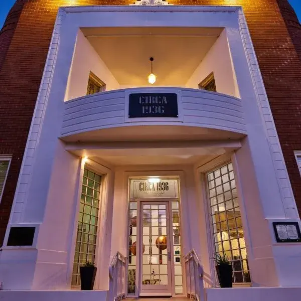 CIRCA 1936 Art Hotel to Melbourne Airport premium and luxurious chauffeur service