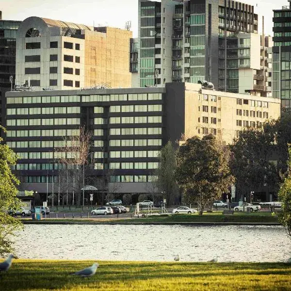 Mercure Melbourne Albert Park to Melbourne Airport premium and luxurious chauffeur service