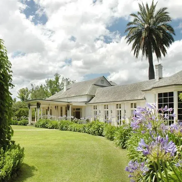 Chateau Yering to Melbourne Airport premium and luxurious chauffeur service