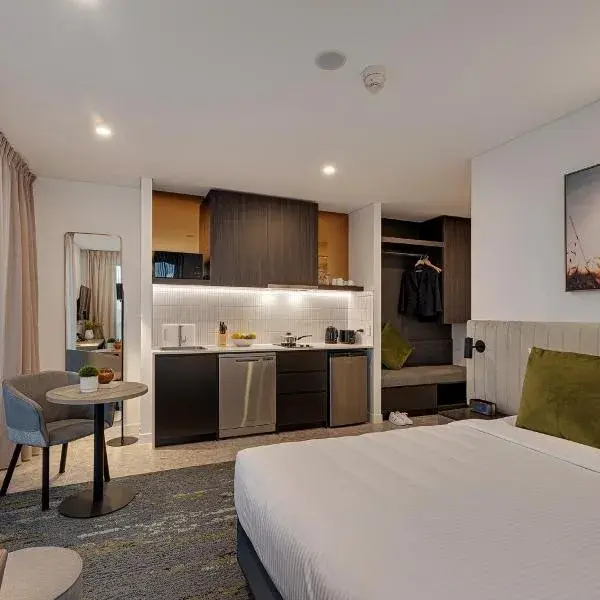 Littomore Suites Kingswood to Sydney Airport (SYD) premium and luxurious chauffeur service