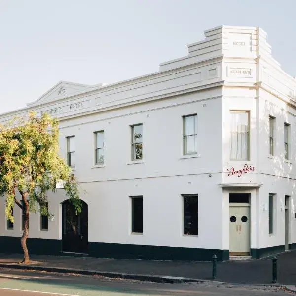 Naughtons Hotel to Melbourne Airport premium and luxurious chauffeur service