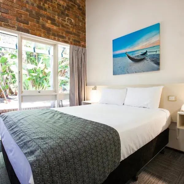 Leisure Inn Hotel Rockingham to Perth Airport (PER) premium and luxurious chauffeur service