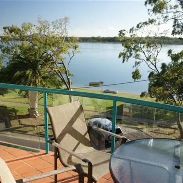 The Esplanade Riverview Holiday Apartments to Brisbane Airport (BNE) premium and luxurious chauffeur service
