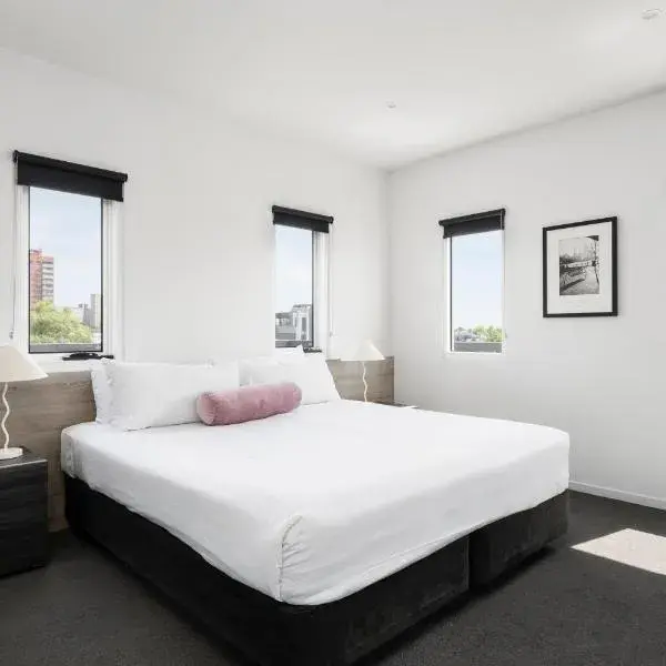 Tyrian Serviced Apartments Fitzroy to Melbourne Airport premium and luxurious chauffeur service