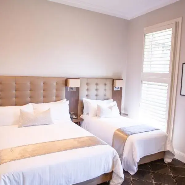 Royal Hotel Randwick to Sydney Airport (SYD) premium and luxurious chauffeur service