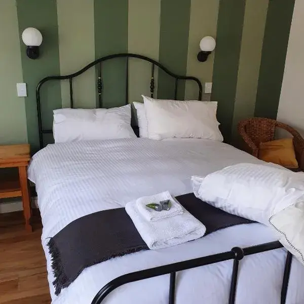 The Robinhood Inn - Drouin to Melbourne Airport premium and luxurious chauffeur service