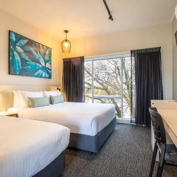 Nightcap at Excelsior Hotel to Melbourne Airport premium and luxurious chauffeur service