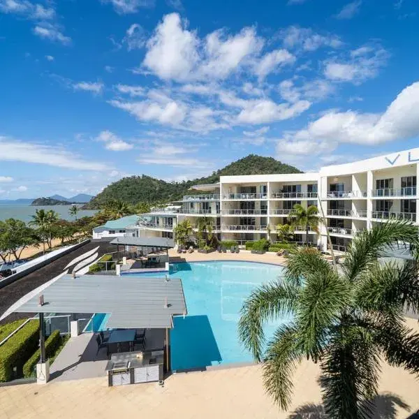 Vue Apartments Trinity Beach to Brisbane Airport (BNE) premium and luxurious chauffeur service