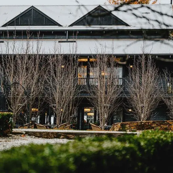 Hotel Bellinzona Daylesford to Melbourne Airport premium and luxurious chauffeur service
