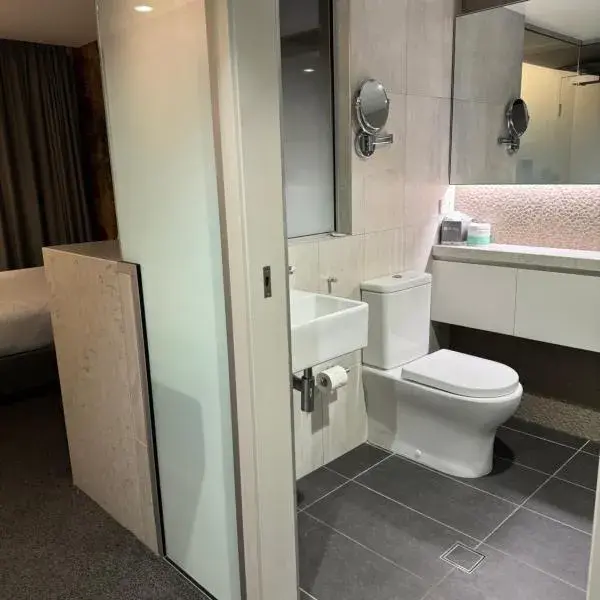 Fortitude Valley Hotel Room to Brisbane Airport (BNE) premium and luxurious chauffeur service