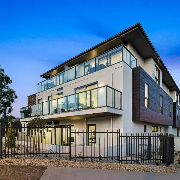 Manhattan Apartments - Notting Hill to Melbourne Airport premium and luxurious chauffeur service