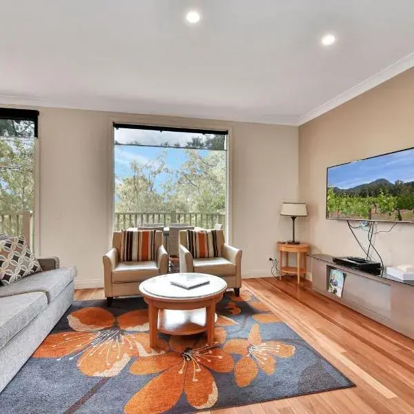 Villa 2br Pinot Nois Villa located within Cypress Lakes Resort to Sydney Airport (SYD) premium and luxurious chauffeur service