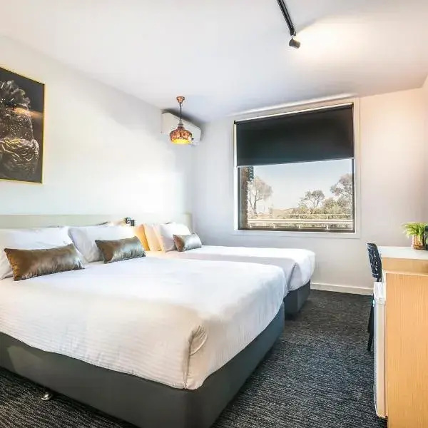 Nightcap at The Cheeky Squire to Melbourne Airport premium and luxurious chauffeur service