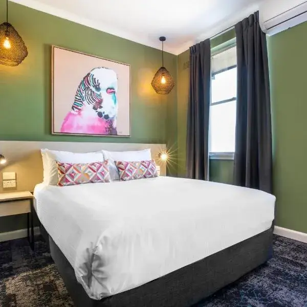 Nightcap at Pritchards Hotel to Sydney Airport (SYD) premium and luxurious chauffeur service