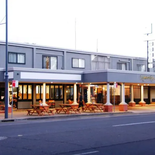 Commodore Motor Inn to Melbourne Airport premium and luxurious chauffeur service