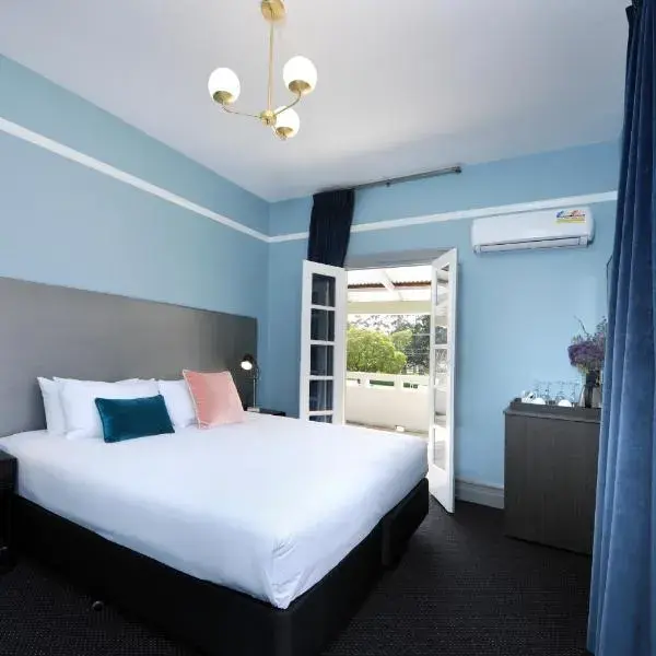 The Stirling Arms Hotel to Perth Airport (PER) premium and luxurious chauffeur service