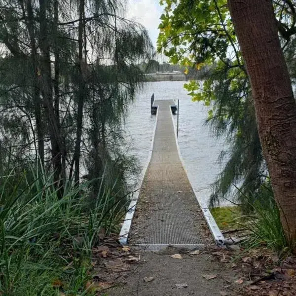 Riverside Retreat to Perth Airport (PER) premium and luxurious chauffeur service
