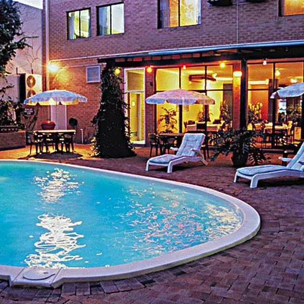 Perth City Apartment Hotel to Perth Airport (PER) premium and luxurious chauffeur service